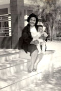 مع ابنتها بسمة في حديقة المنزل بالكويت عام 1962