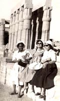 مع زميلاتها - معبد طيبة الاقصر عام 1959